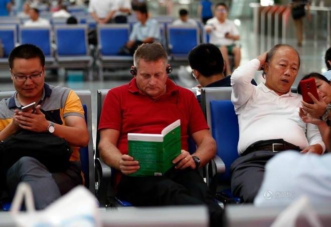 Ngày chủ nhật của em

Sáng nay cùng nhóm bạn trẻ ngồi uống cà phê, có một bạn nó…