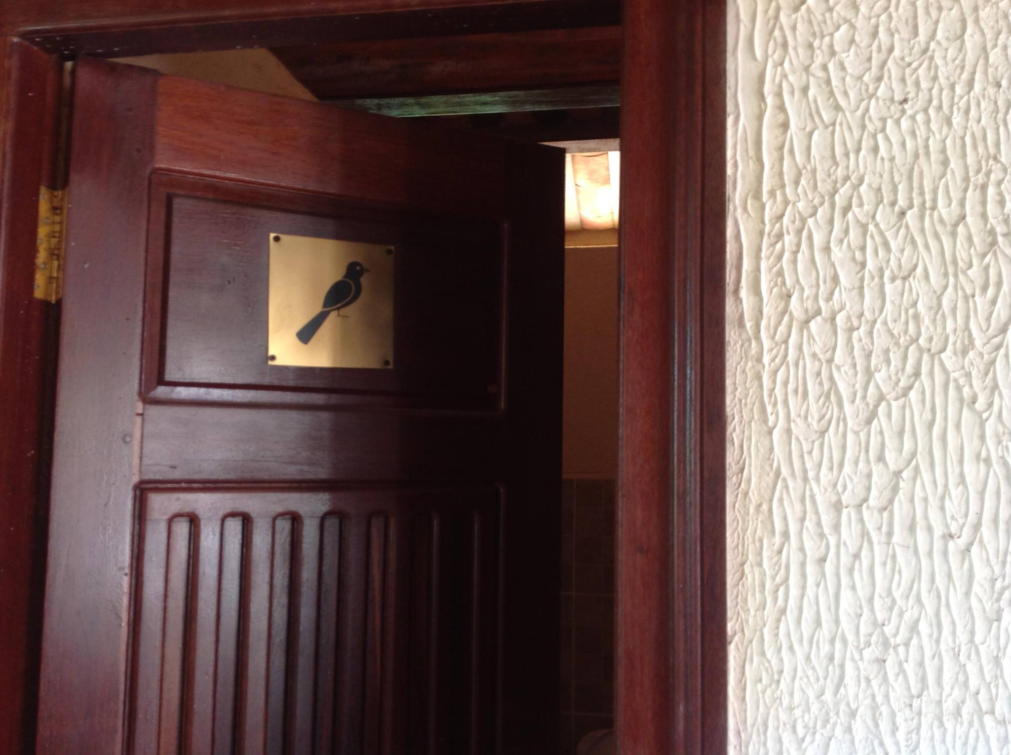 Lúc nãy vô toilet khu du lịch, thấy hình con chim. Hẻm dám vô, đứng coi cái bên …