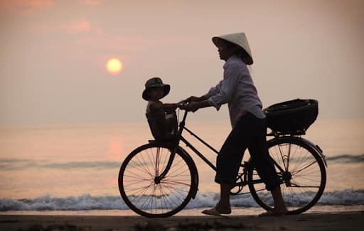 Dear dượng,

1. Con sinh ra ở một làng chài ven biển nghèo nhất xứ Thanh Hoá. Co…