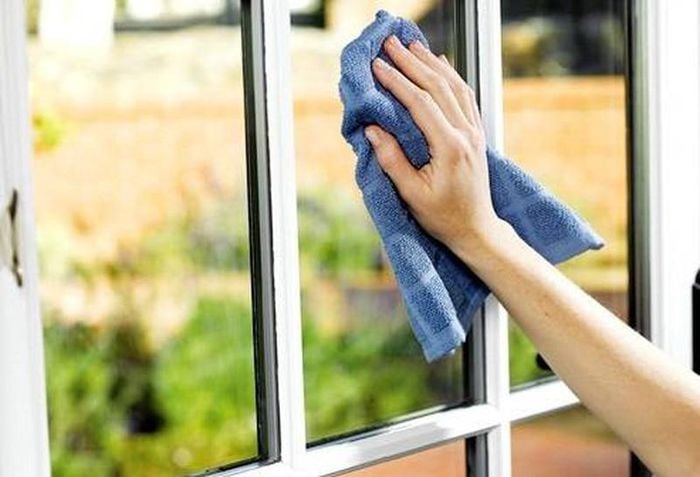 Hãy lau tấm kính nhà mình

Có câu chuyện kể rằng, một đôi vợ chồng trẻ vừa dọn đ…