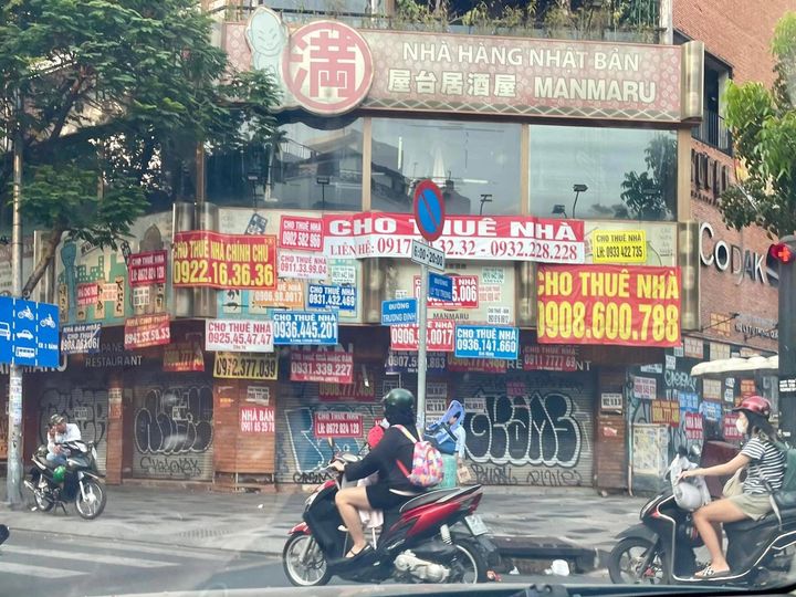 Mặt tiền phố khắp nơi trên thế giới đang rơi vào tình cảnh ế ẩm, khi hình thức đ…